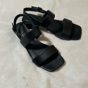 Like-new black strap sandals.